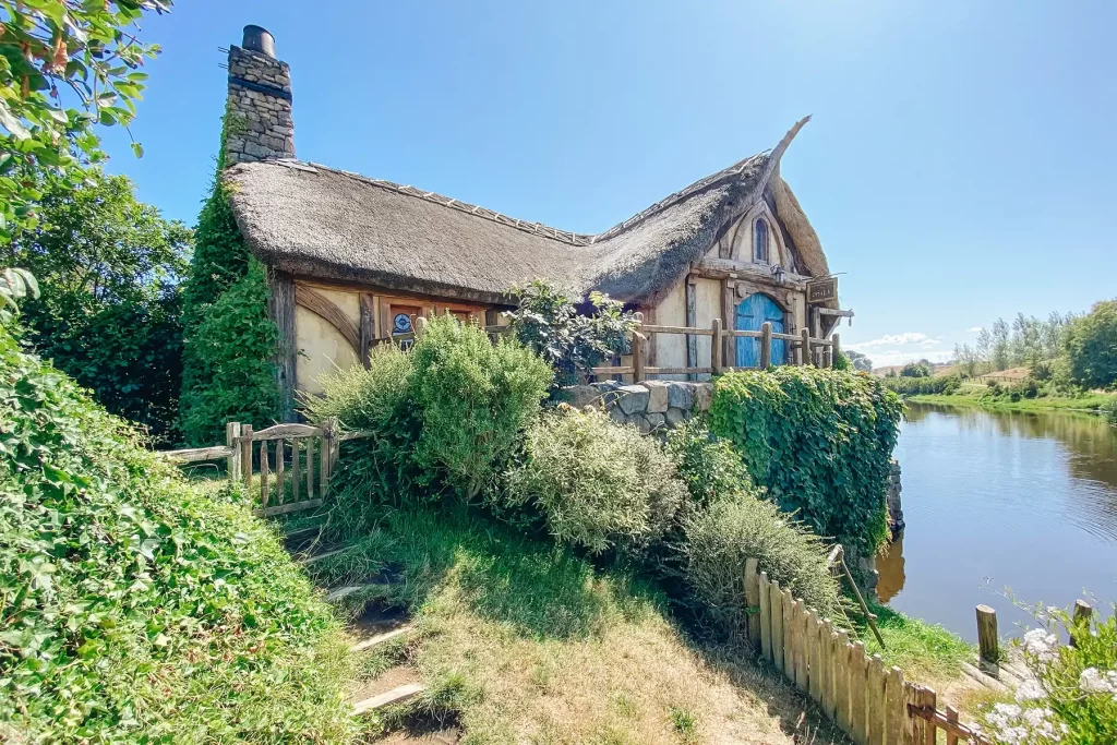 Hobbiton building and lake.