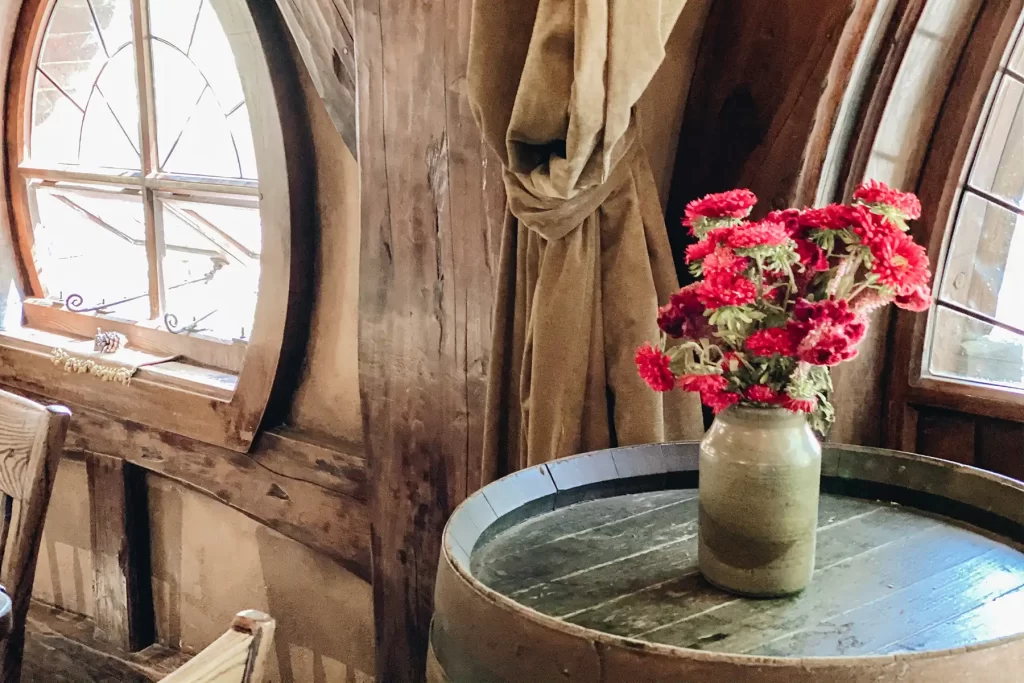 Hobbiton flowers in the Green Dragon.